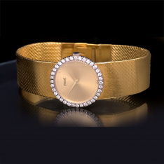 Luxurious 18K Gold Piaget Wrist Watch with Diamond Bezel