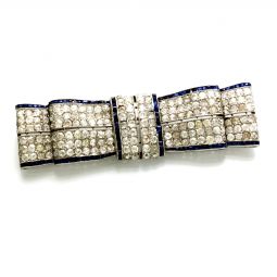 DECO DIAMOND AND BLUE SAPPHIRE PLATINUM RIBBON BROOCH | 10.8 CTS TW OF DIAMONDS